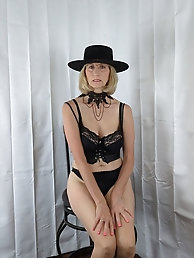 Sexiest older mistress is posing naked for fun