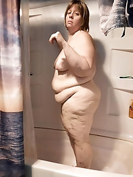 Shocking mature babes are spreading their hips on photo