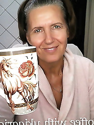 Skillful slut is spreading her legs on pictures