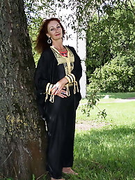 Prurient older girlfriend with slippery twat