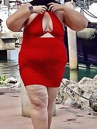 Beautiful mature woman with a great ass showing her pussy.