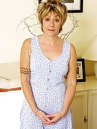 Mature chick shows her fur covered cooter