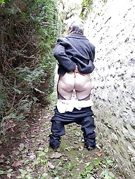 Blondie dame is exposing her sexy ass on pix