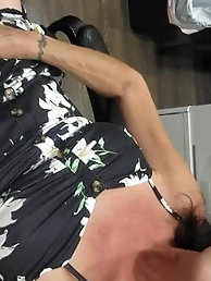 Mature slut is posing naked for fun